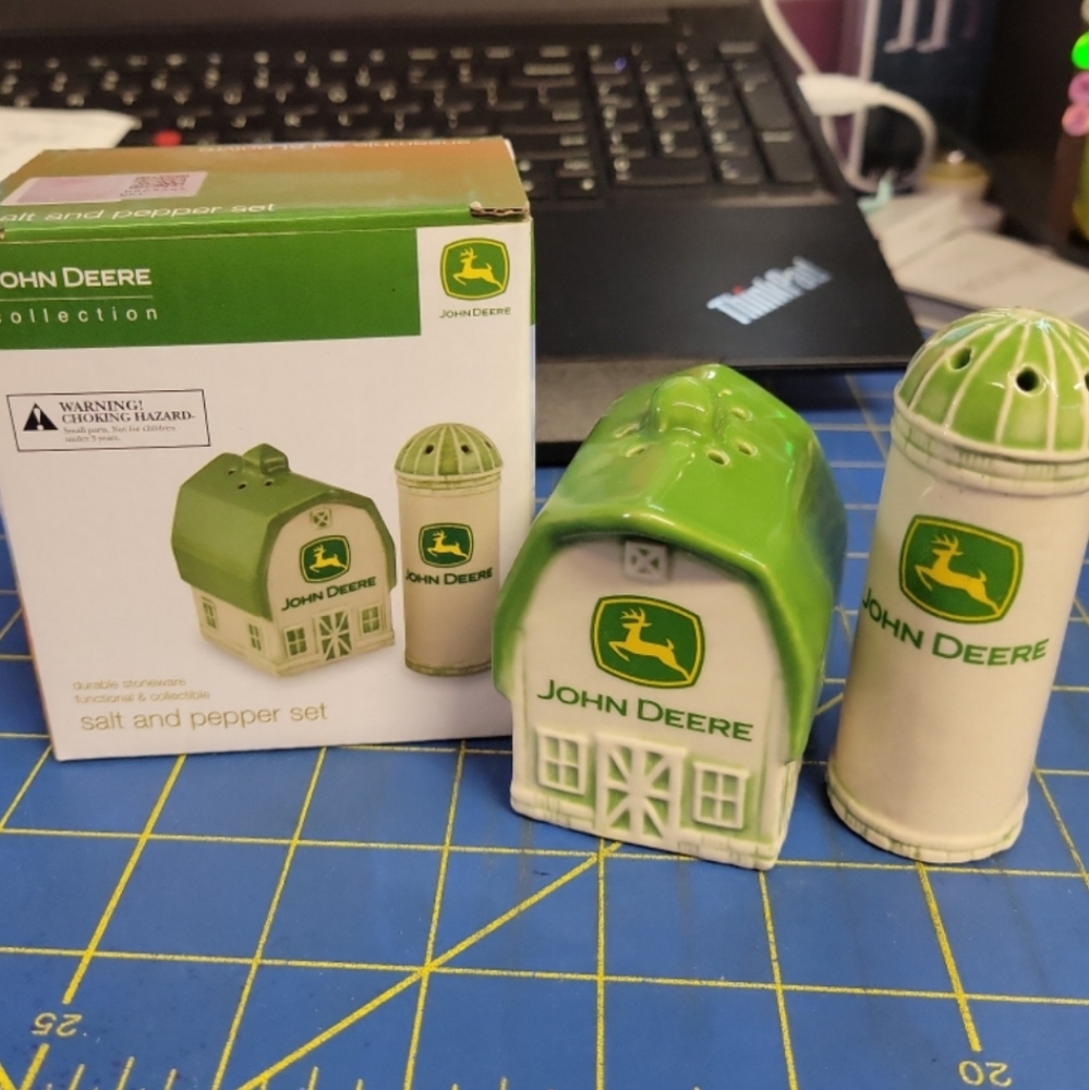John Deere Barn & Silo Salt & Pepper Shaker Set 3" x 3.5